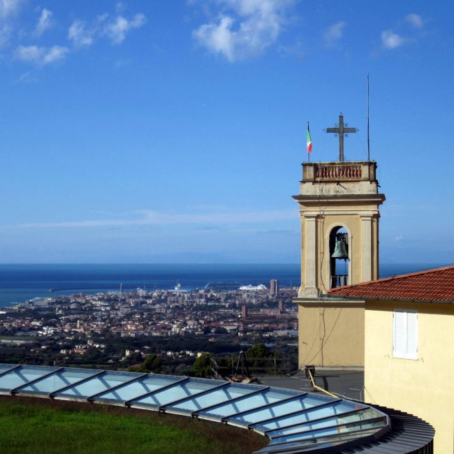 Campanile_di_Montenero_e_veduta_di_Livorno