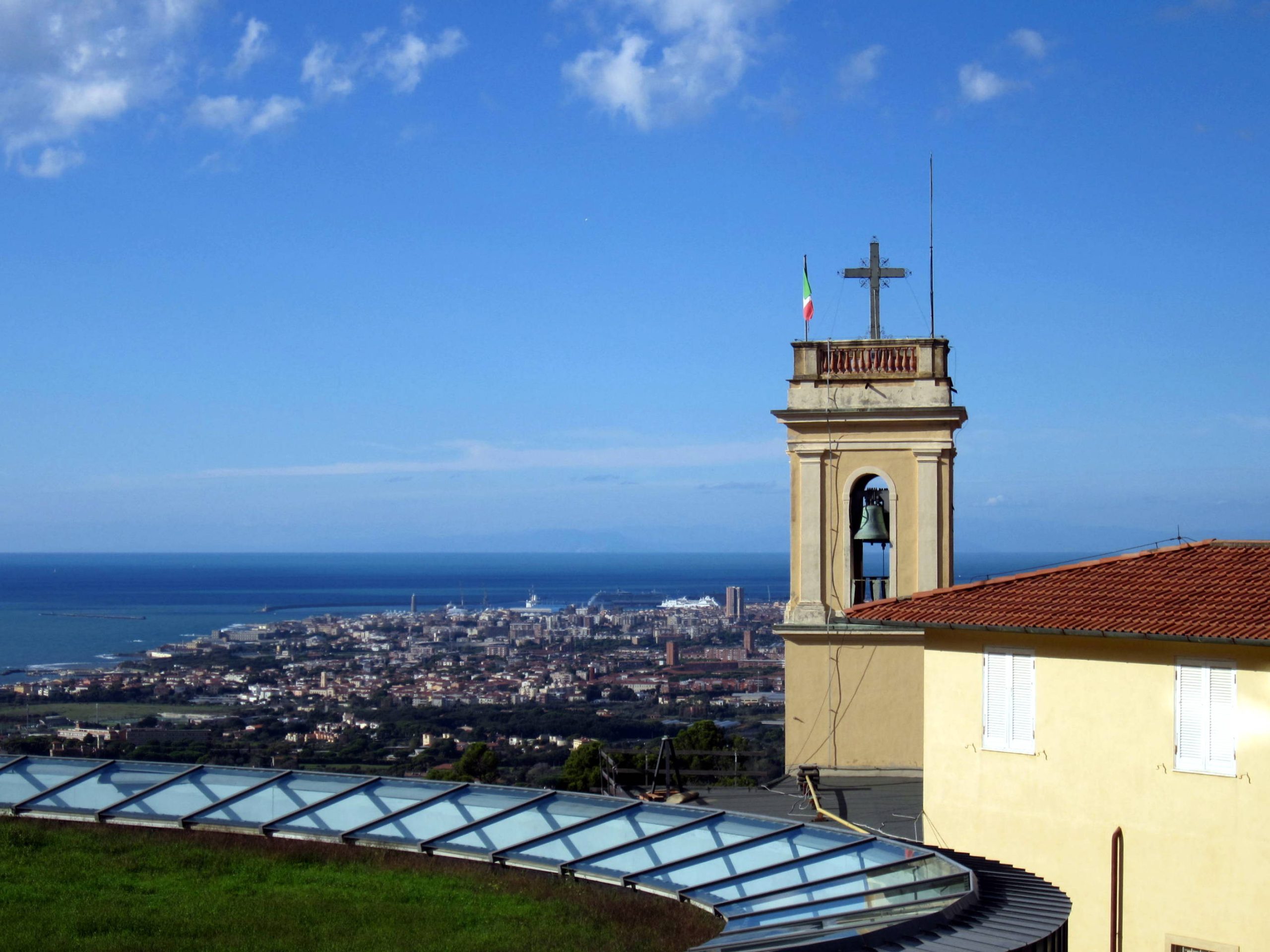 Campanile_di_Montenero_e_veduta_di_Livorno